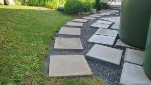 Neugestaltung des Platzes für die Regentonnen und die neue Schwimmbad-Wärmepumpe.