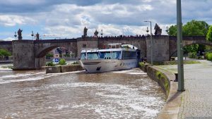 Personenschiff MS Dutch Largo verlässt die Schleuse an der Alten Mainbrücke in Würzburg.