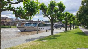 Personenschiff MS Dutch Largo verlässt die Schleuse an der Alten Mainbrücke in Würzburg.