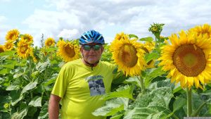 Artur Schmitt am 17. Juli 2024 im Sonnenblumenfeld