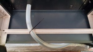 Elektrische Kondensatablauf-Heizung mit Sifon an der Außeneinheit der Wärmepumpe
