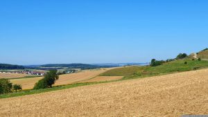 Blick nach von der Ortsverbindungsstraße Helmstadt - Holzkirchen nach Holzkirchhausen und Wertheim