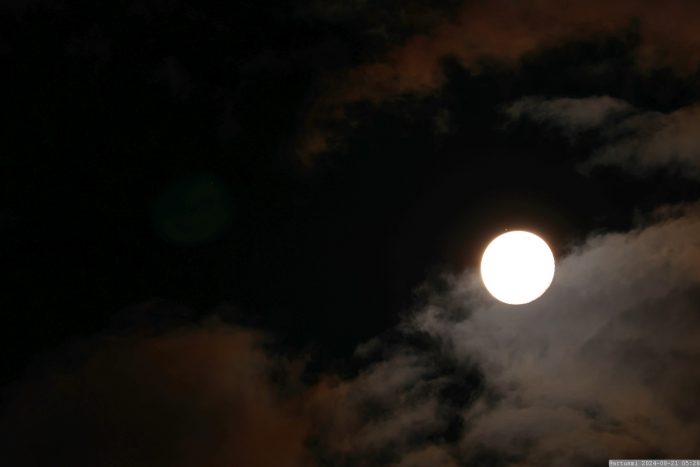 Konstellation Saturn - Mond am 21. August um 05:28 Uhr, kurz vor der Bedeckung des Ringplaneten.