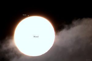 Konstellation Saturn - Mond am 21. August um 05:28 Uhr, kurz vor der Bedeckung des Ringplaneten.