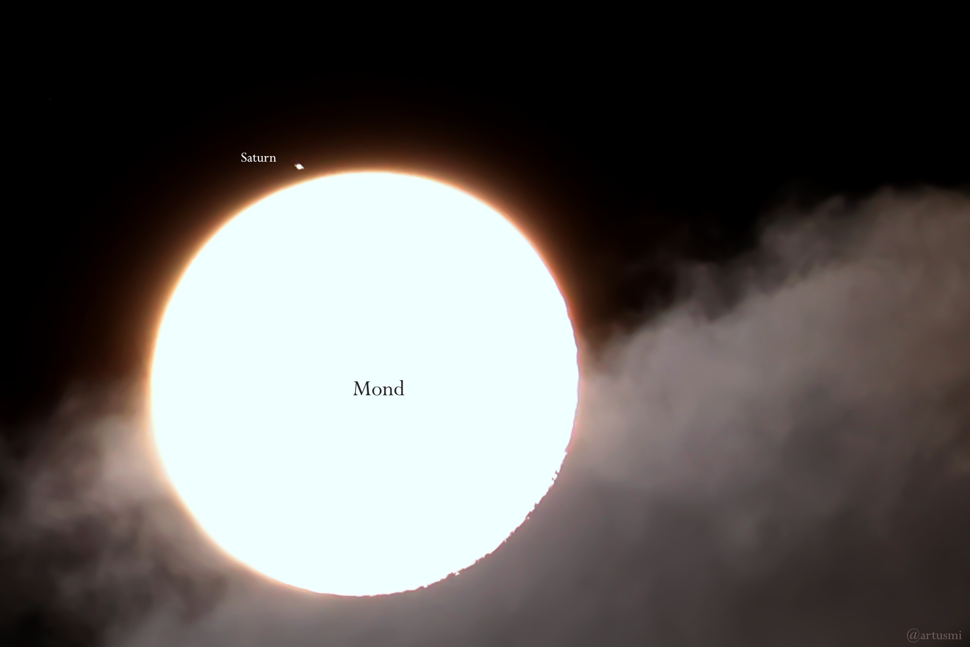 Konstellation Saturn - Mond am 21. August um 05:28 Uhr, kurz vor der Bedeckung des Ringplaneten.