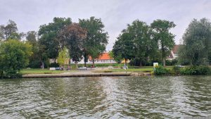 Spitalanlage in Ochsenfurt am 8. September 2024 vom Main aus gesehen