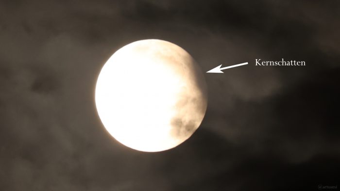 Partielle Mondfinsternis am 18. September 2024 hinter dünnen Wolken