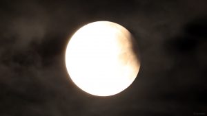 Partielle Mondfinsternis am 18. September 2024 hinter dünnen Wolken