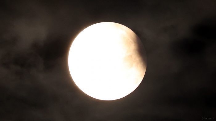 Partielle Mondfinsternis am 18. September 2024 hinter dünnen Wolken