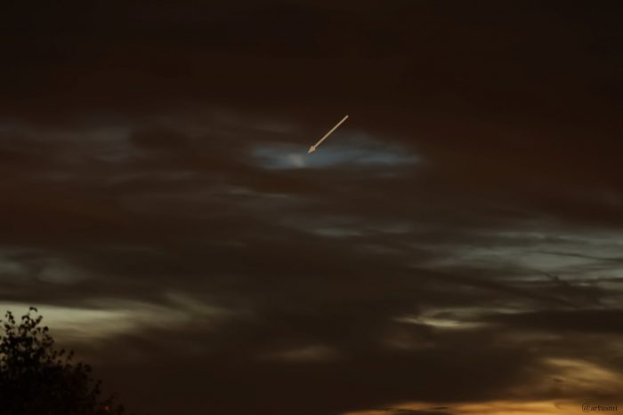 Teil des Schweifs des Kometen C/2023 A3 (Tsuchinshan-ATLAS) am 13. Oktober 2024 um 19:44 Uhr hinter Wolken