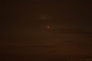 Komet C/2023 A3 (Tsuchinshan-ATLAS) am 13. Oktober 2024 um 20:02 Uhr hinter Wolken