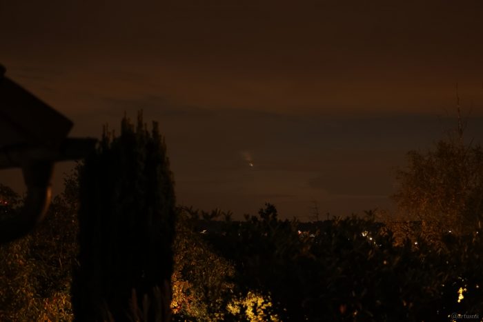 Komet C/2023 A3 (Tsuchinshan-ATLAS) am 13. Oktober 2024 um 20:04 Uhr hinter Wolken