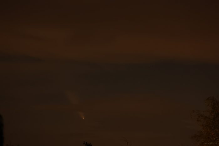 Komet C/2023 A3 (Tsuchinshan-ATLAS) am 13. Oktober 2024 um 20:08 Uhr hinter Wolken