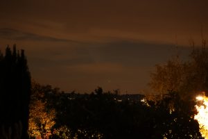 Komet C/2023 A3 (Tsuchinshan-ATLAS) am 13. Oktober 2024 um 20:12 Uhr hinter Wolken
