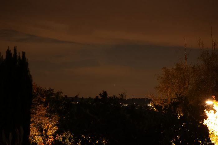 Komet C/2023 A3 (Tsuchinshan-ATLAS) am 13. Oktober 2024 um 20:12 Uhr hinter Wolken