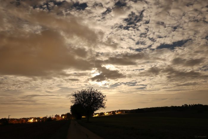 Vollmond hinter Wolken am 17. Oktober 2024 um 19:53 Uhr