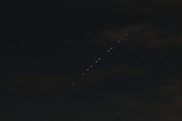 Starlink Lichterketten am 17. Oktober 2024 um 20:44 Uhr am Westhimmel von Eisingen.