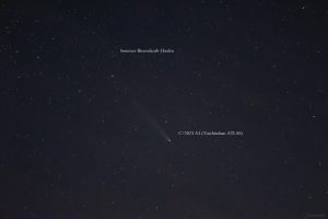 Komet C/2023 A3 (Tsuchinshan-ATLAS) am 25. Oktober 2024 um 19:45 Uhr unterhalb Sommer-Bienenkorb-Haufen (Poseidons Dreizack-Haufen, Schwarzschwalbenschwanz-Haufen), IC 4665, Cr 349, Mel 179 (Bezeichnungen aus Stellarium).