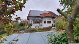 Unser Garten und unsere PV-Anlage am 27. Oktober 2024 - Ende der Sommerzeit. Um 3 Uhr wurden die Uhren auf 2 Uhr zurückgestellt.