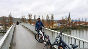 Ludwig-Volk-Steg mit Blick auf Margetshöchheim am 11. November 2024