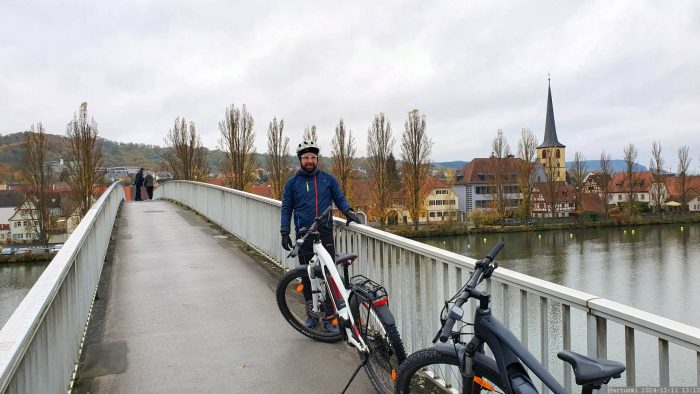 Ludwig-Volk-Steg mit Blick auf Margetshöchheim am 11. November 2024