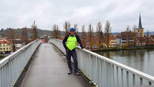 Ludwig-Volk-Steg mit Blick auf Margetshöchheim am 11. November 2024