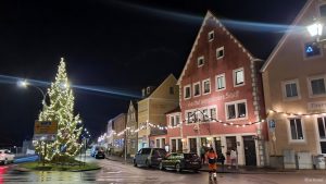 Weihnachtsbeleuchtung am 3. Dezember 2024 in der Mainstraße in Marktbreit