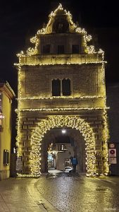 Weihnachtsbeleuchtung am 3. Dezember 2024 am Maintor in Marktbreit