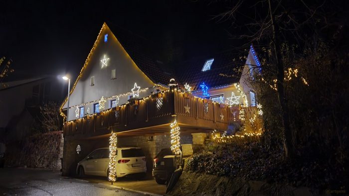 Haus mit Weihnachtsdekoration in Marktbreit am 3. Dezember 2024