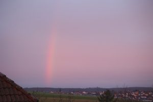 Regenbogen während des Morgenrots am 7. Dezember 2024 am Westhimmel von Eisingen