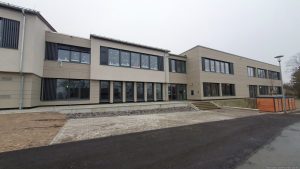 Schulgebäude der Grundschule Eisingen-Waldbrunn in Eisingen am 28. Dezember 2024