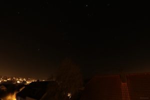 Sternenhimmel zu Beginn des Feuerwerks in Eisingen am 31. Dezember 2024