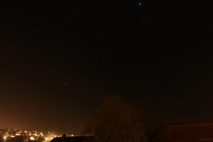 Sternenhimmel zu Beginn des Feuerwerks in Eisingen am 31. Dezember 2024