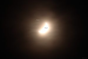Konstellation Saturn - Mond am 4. Januar 2025 um 18:15 Uhr, vor der Bedeckung des Ringplaneten.