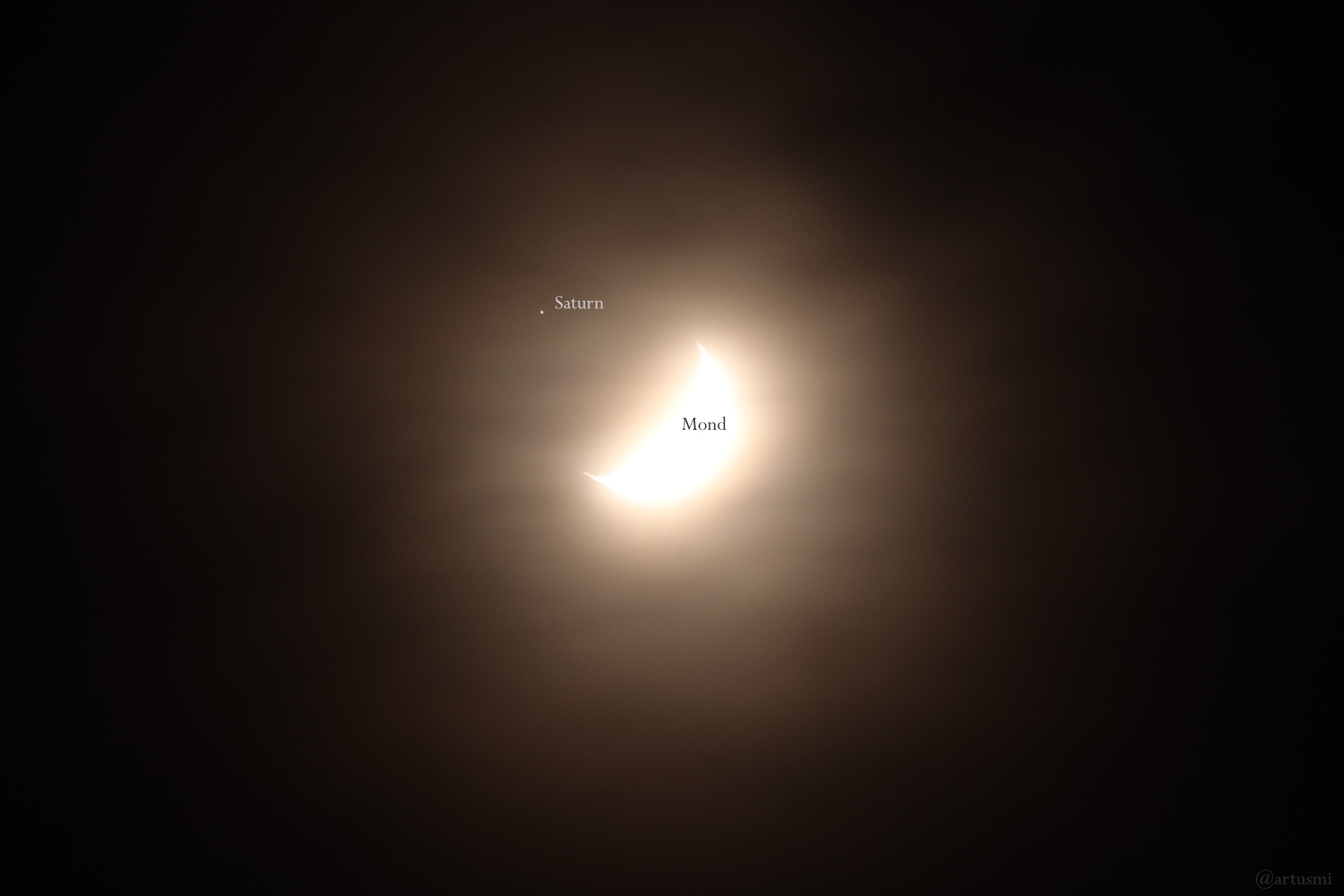 Konstellation Saturn - Mond am 4. Januar 2025 um 18:15 Uhr, vor der Bedeckung des Ringplaneten.