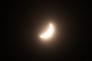 Konstellation Saturn - Mond am 4. Januar 2025 um 18:20 Uhr, vor der Bedeckung des Ringplaneten.