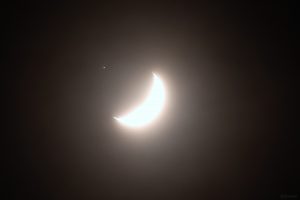 Konstellation Saturn - Mond am 4. Januar 2025 um 18:22 Uhr, vor der Bedeckung des Ringplaneten.