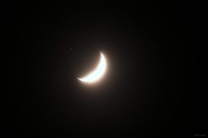 Konstellation Saturn - Mond am 4. Januar 2025 um 18:23 Uhr, vor der Bedeckung des Ringplaneten.