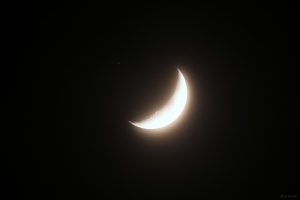 Konstellation Saturn - Mond am 4. Januar 2025 um 18:25 Uhr, vor der Bedeckung des Ringplaneten.