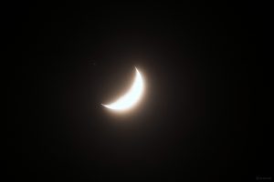 Konstellation Saturn - Mond am 4. Januar 2025 um 18:25 Uhr, vor der Bedeckung des Ringplaneten.