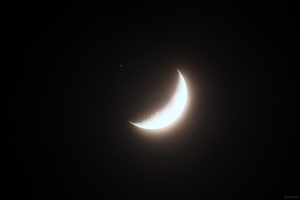 Konstellation Saturn - Mond am 4. Januar 2025 um 18:26 Uhr, vor der Bedeckung des Ringplaneten.