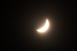 Konstellation Saturn - Mond am 4. Januar 2025 um 18:29 Uhr, vor der Bedeckung des Ringplaneten.