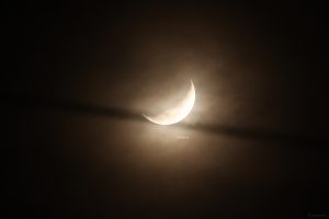 Mond und Saturn am 4. Januar 2025 um 19:52 Uhr, nach der Bedeckung des Ringplaneten.