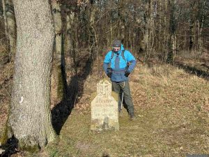 Gedenkstein am Schlossbergsattel auf unserem Weg zur Burgruine Speckfeld