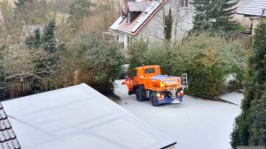 Räumfahrzeug im Einsatz gegen 1 cm Neuschnee am 16. Februar 2025