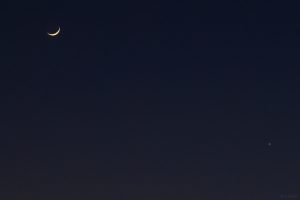 Sichel des zunehmenden Mondes und Venus am 2. März 2025 am Westhimmel