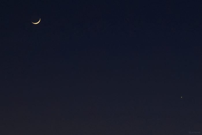 Sichel des zunehmenden Mondes und Venus am 2. März 2025 am Westhimmel