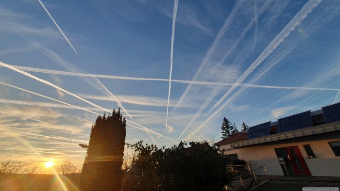 Am Spätnachmittag des 3. März 2025 war der Himmel in Eisingen übersäht mit Kondensstreifen