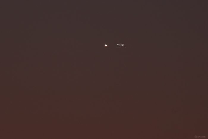 Planet Venus am 16. März 2025 am Westhimmel durch ein 400 mm Objektiv gesehen.