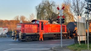 Diesellokomotive DB 294 (Umbau der 290) am 19. März 2025 beim Überqueren einer Straße in Ochsenfurt - Nahgüterverkehr, Rangier- und Übergabedienste